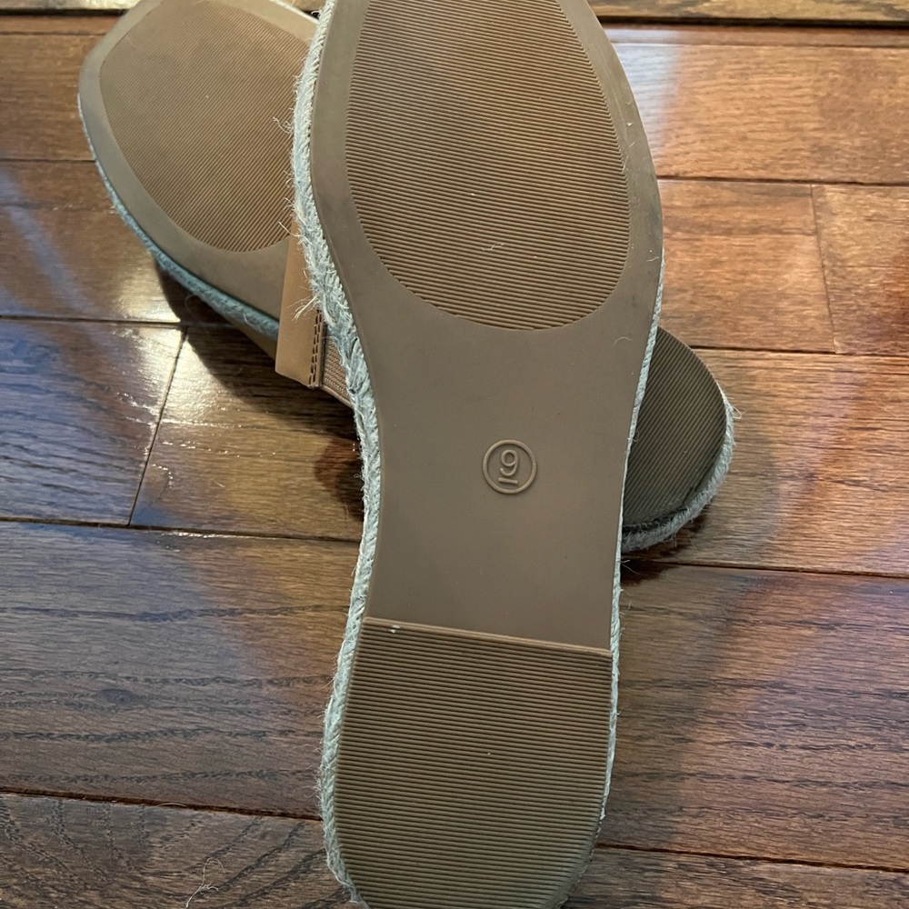 Universal Thread Tan Slides - Picture 3 of 3